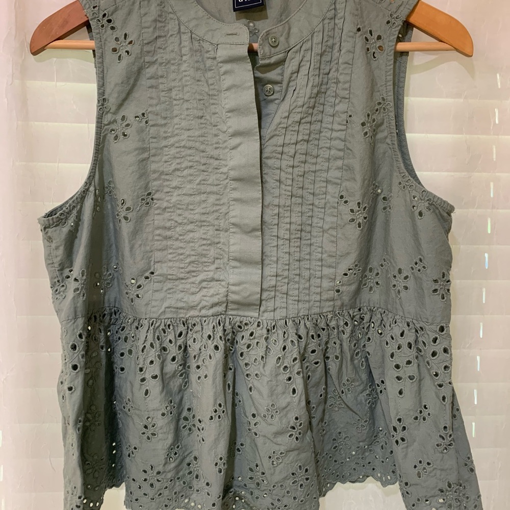 GAP Eyelet Sleeveless Blouse size m